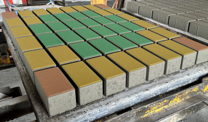 Without filling aid: Density varies significantly across the board. Edge and corner stones show reduced compaction, while only the centre stones reach the target density.&nbsp;