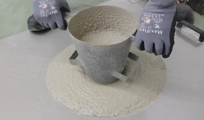 Measurement of the flowability of grouting concrete using a slump cone.