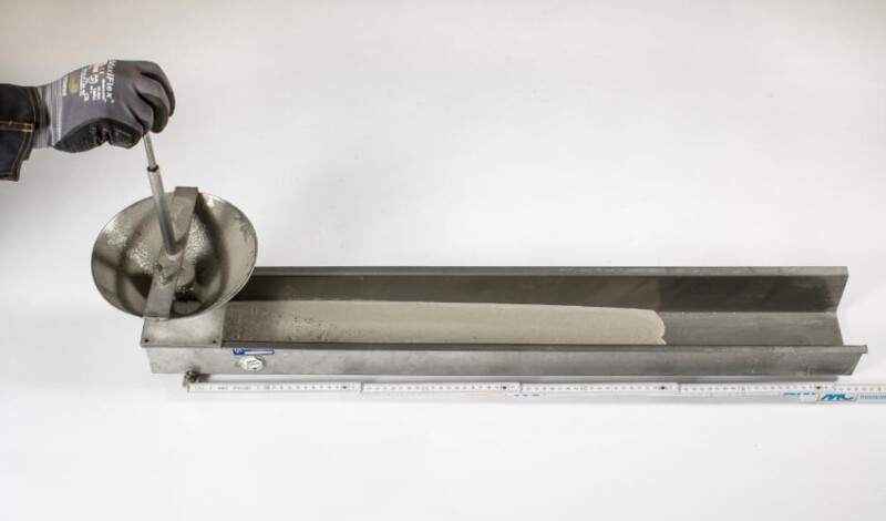 Measurement of the flow rate for grouting mortar using a flow channel.