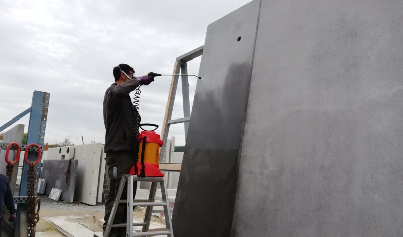 Application by spraying Emcephob