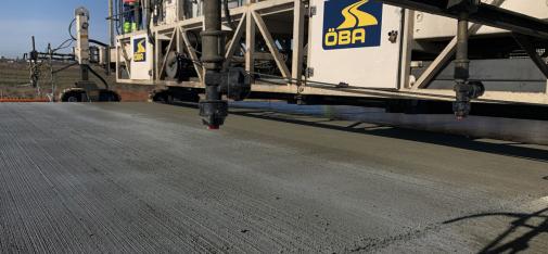 The concrete curing agent Emcoril Traffic grip M was applied directly to the fresh concrete pavement via a spray line on the slipform paver.