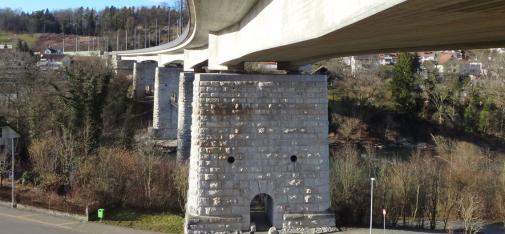 After the visit to inspect the bridge, the speakers detailed the challenges of the bridge construction and refurbishment project of over 20 years ago.