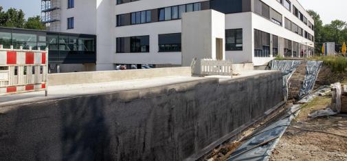 Despite the exceptionally high summer temperatures prevailing, the single-component thick bituminous coating Nafuflex Easy Tech 1 made execution of the waterproofing work relatively simple