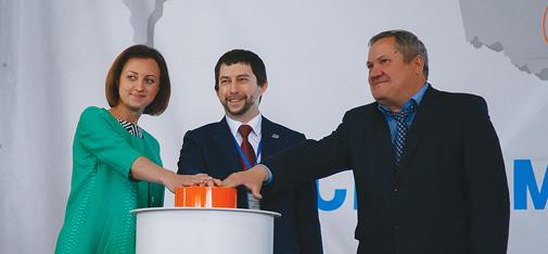 The Samara region’s Minister for Construction, Oksana Anatolevna Bistrova (left) together with Alexander Mondrus (centre), Managing Director of MC Russia, and Alexander Prokudin (right), First Deputy of the Head of Kinel City District, attend the official opening of the new MC plant in Alekseevka, Kinel City District in Samara. 