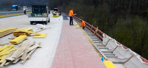 Due to temperatures of 2 to 3° C and high humidity during the repair work, MC’s new special polyurethane resin, MC-DUR LF 680 was used to replace the bridge waterproofing membrane.