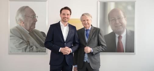 Three generations of the Müller family of entrepreneurs: Dr. Claus-M. Müller with his son Nicolaus in front of the portraits of his father and company founder Heinrich W. Müller (left; †2010) and of his brother Dr. Bertram R. Müller (†2012).