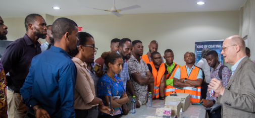 The participants listen intently during the practical part with Dr Joachim Käppler (r.), Technical Manager IN at MC.