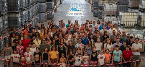 Final photo of the family day with all the big and small guests in the warehouse of MC-Bauchemie Spain.