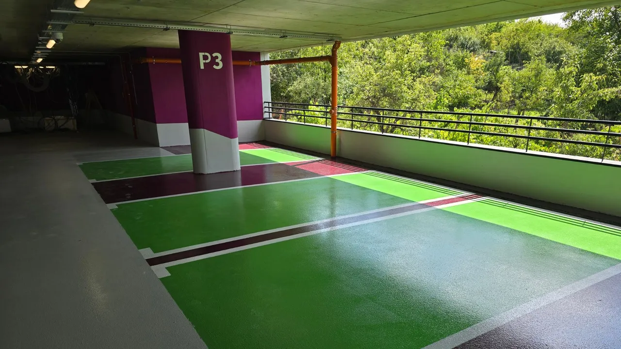 The exposy resin systems protect the load-bearing elements, preserve surface integrity and ensure reliable use even under heavy loads — both indoors and on the roof terrace. 