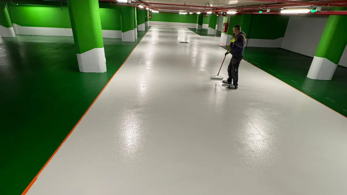 Application was carried out by Pardvest, an experienced specialist contractor from Oradea with extensive expertise in processing industrial resin flooring systems. 