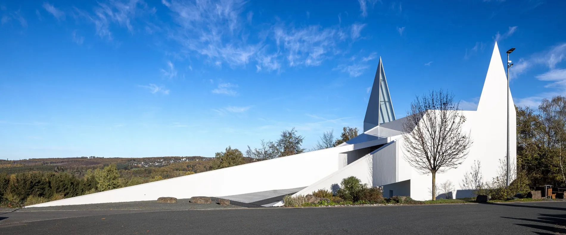 The façade of the highway church Wilnsdorf was repaired with MC products and shines again in new splendour.