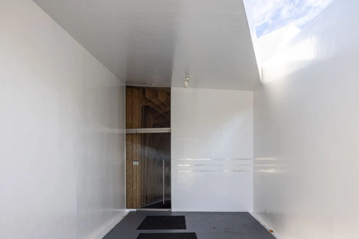 The entrance to the chapel was also coated in white, except for the grey floor.