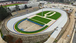 The renovation of the Manuel Gallardo Velodrome posed the highest demands on all parties involved. Over 2,800 m² of a continuous, joint-free concrete surface with slopes up to 40° had to be treated.