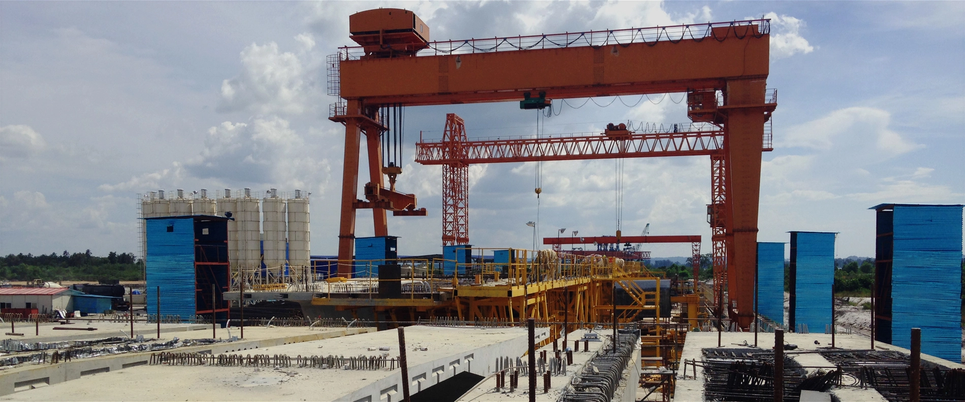 A tough challenge: The concrete had to exhibit an application time of at least two hours under extreme conditions with temperatures between 35 and 40 °C.