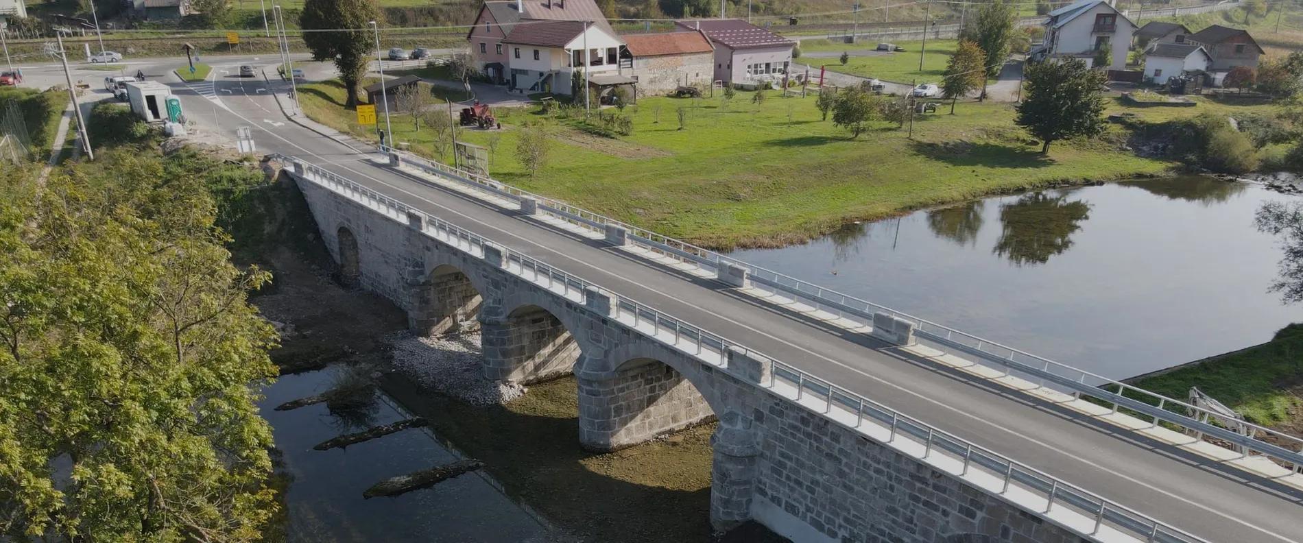 View of the Mollinary stone bridge and the Dobra river