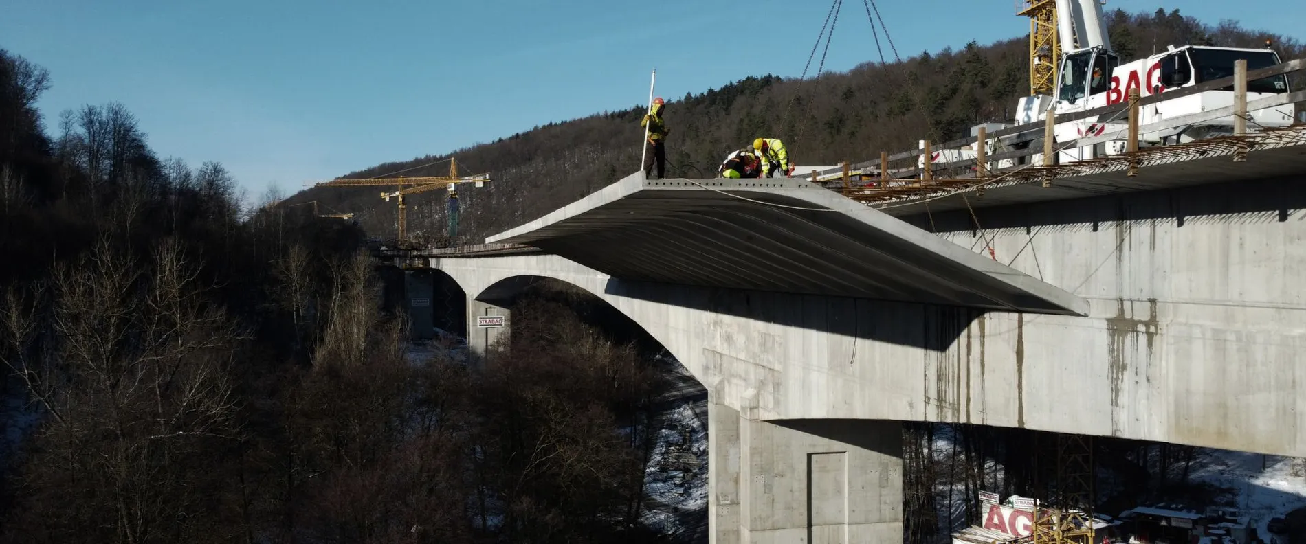 Technically demanding bridge construction at dizzying heights