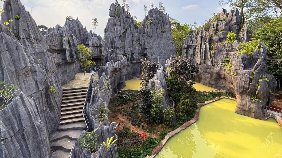 This deceptively realistic landscape was also constructed using MC-RockMortar.