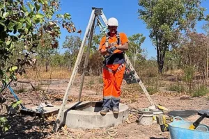 Workers are protected from snakes, spiders, dingoes and crocodiles by  especially assigned wildlife rangers.
