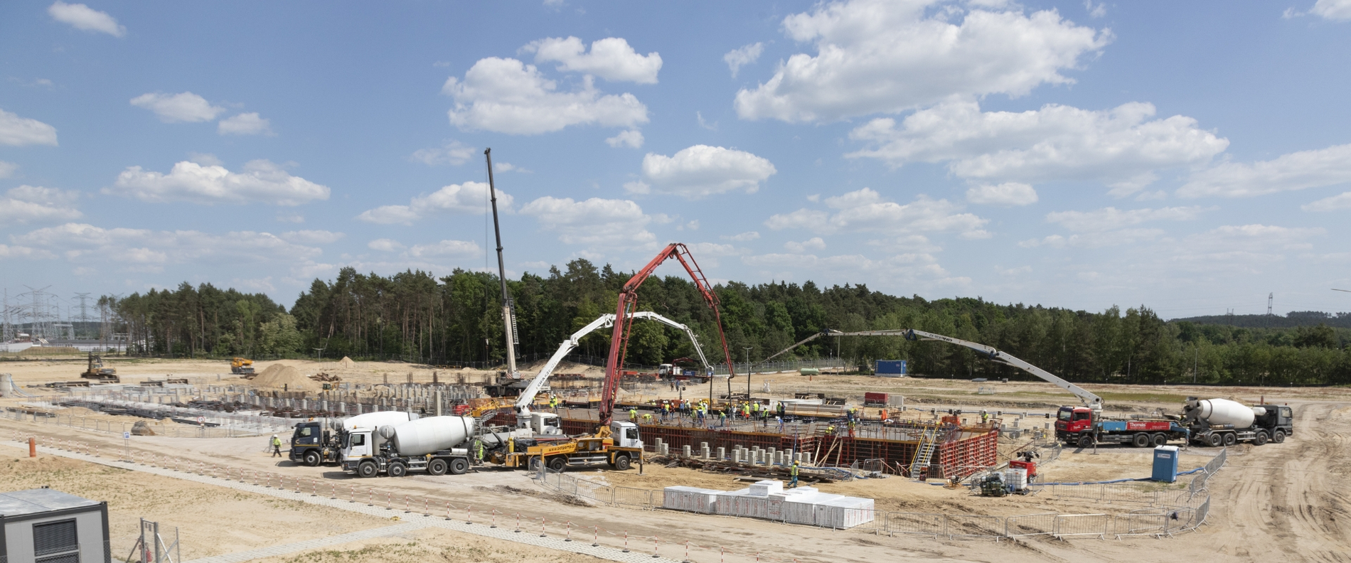 In one day, 1,609 m³ of concrete had been delivered to the site by 200 lorries.