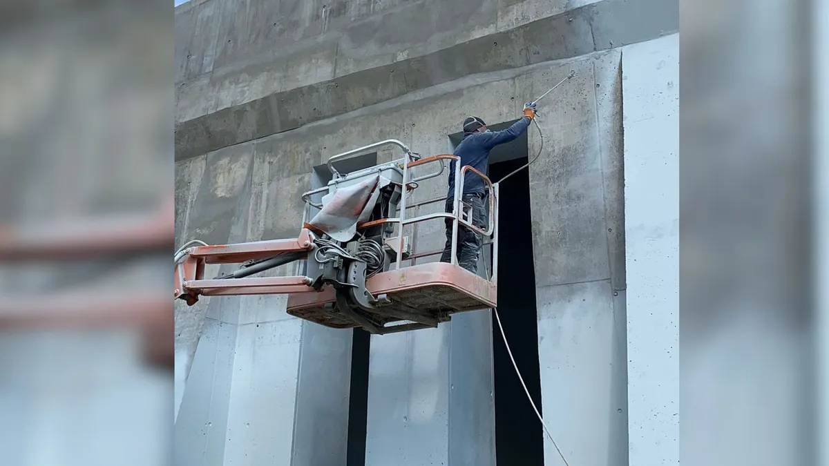 The tunnel coating MC-Color T 21 is applied using an airless spray process.