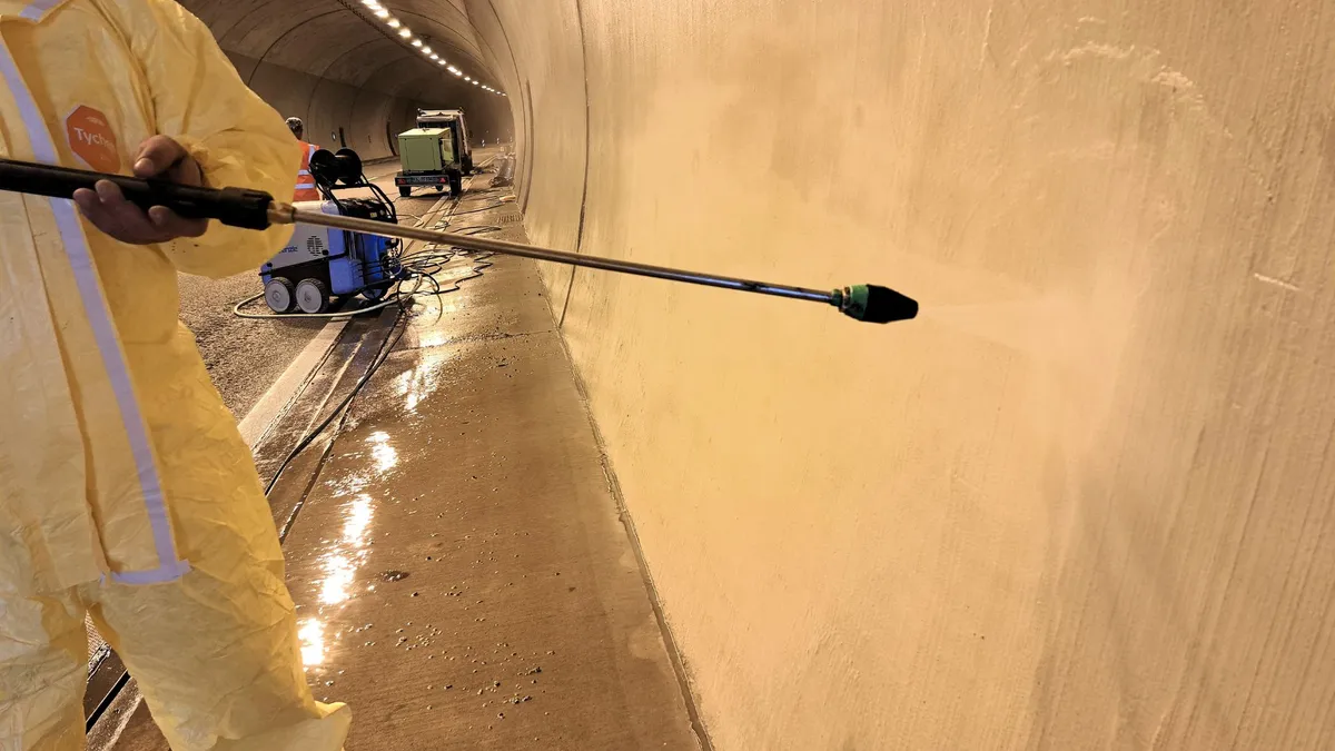 Application of MC-Color T 21 followed standard procedure using airless spraying.