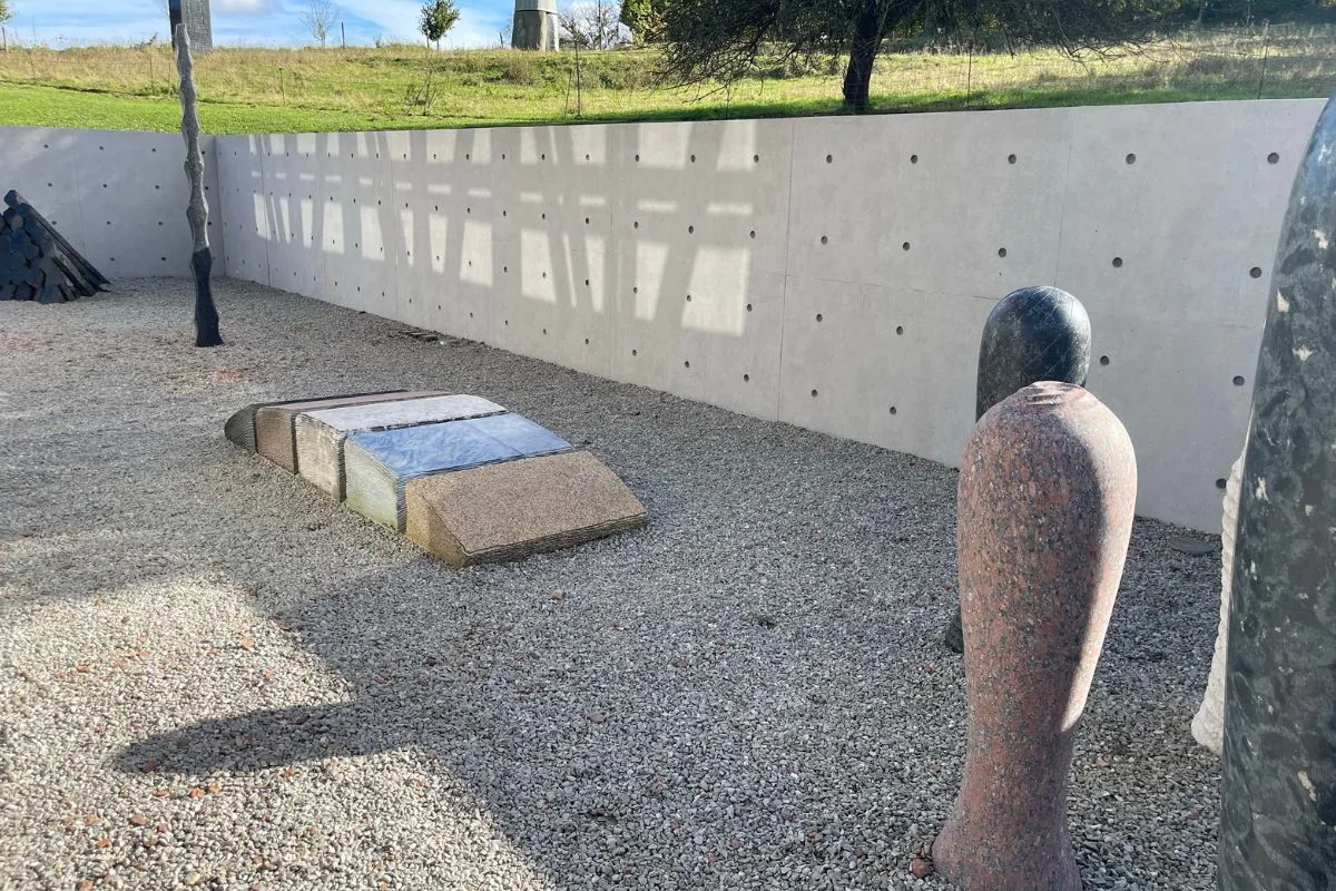 The MC's concrete cosmetics and retouching beautifully set off the museum's stone sculptures.