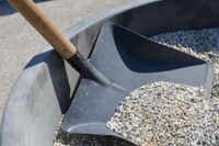 As the final appearance was of particular importance, various aggregates and grain sizes for the bedding were tested in advance.