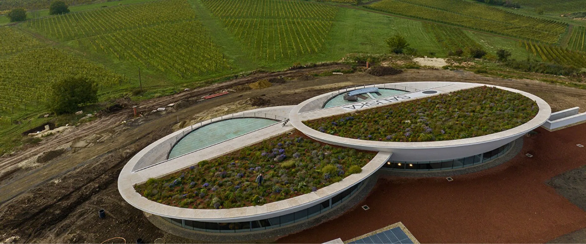 The two round, shell-like gardens on the roof of the new building look like a pair of eyes gazing into the valley.