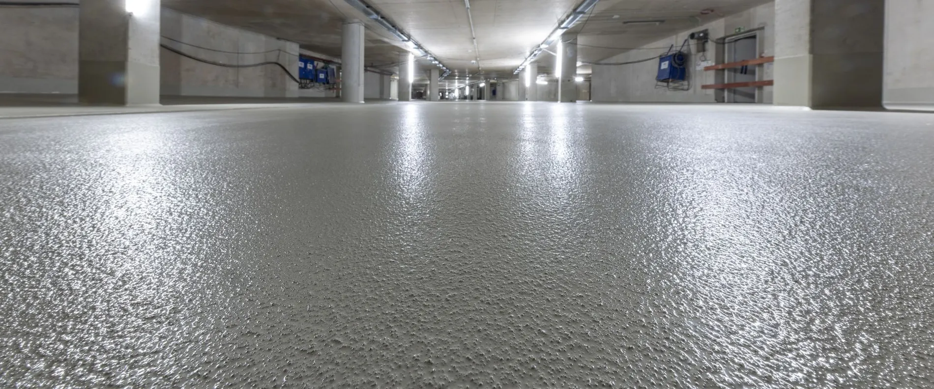 Blick auf den beschichteten Boden im Parkhaus