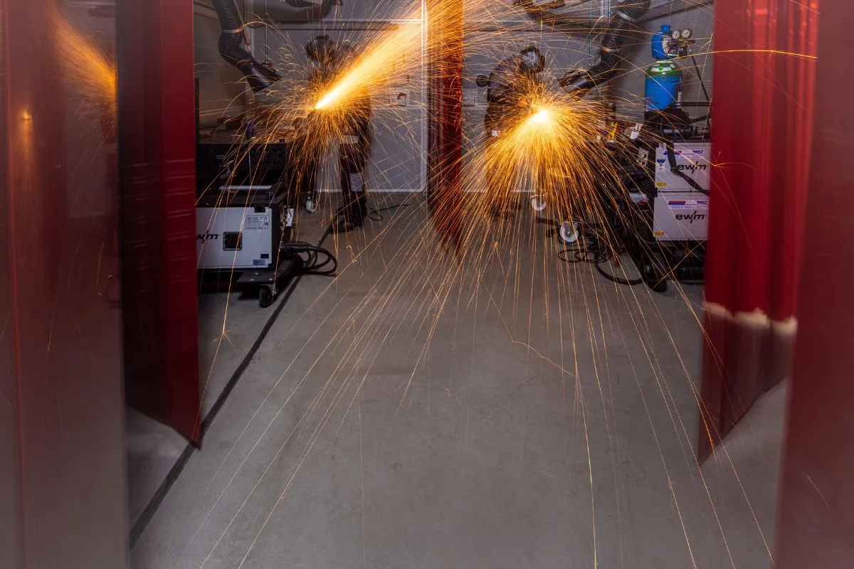 A mineral system was installed in the welding booth using Emcefloor PCC pro to prevent combustions from flying sparks.