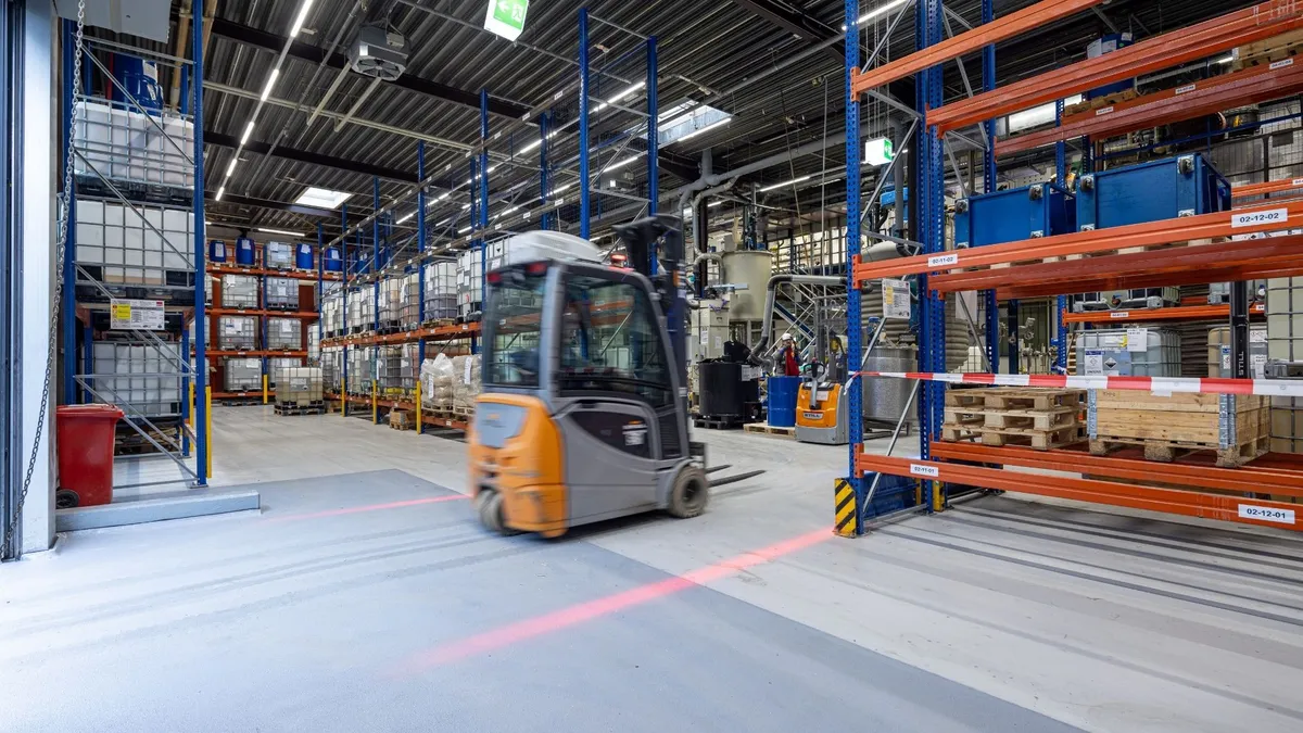 At hebro®chemie in Mönchengladbach, the floor surfaces were refurbished during ongoing operations. 