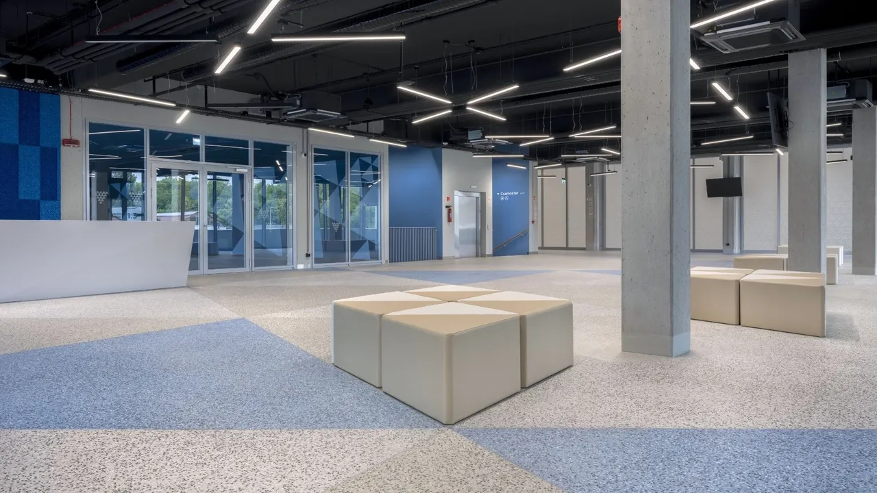 Three-color terrazzo floor in the entrance area – created using the MC-DUR 1322 system.