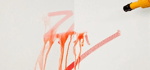 MC-Color LE (right) compared to a conventional acrylic dispersion coating after the washing of a fresh graffiti tag with water. Pigmented high-performance coating MC-Color LE achieves top marks in terms of not just cleanability and ink and stain protection, but also fire resistance and durability. 