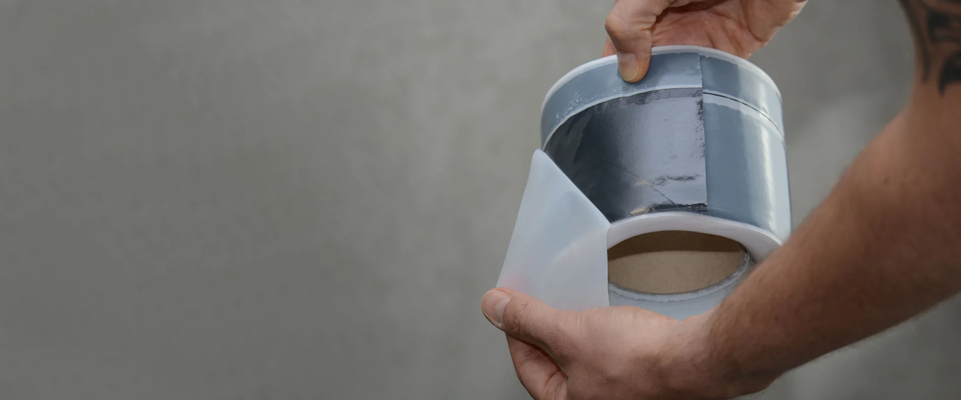 New sealing tape for safe connection of window elements in the plinth area