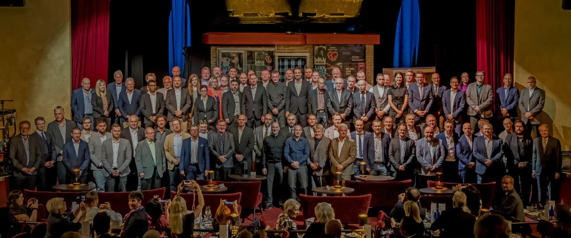 Representing 1,300 years of service at MC-Bauchemie: the group photo with the 80 or so employees celebrating their 10th, 25th and 40th anniversaries between the years 2020 to 2022 was taken on 23 September 2022 on the occasion of a grand ceremony in the GOP Varieté Theatre in Essen.