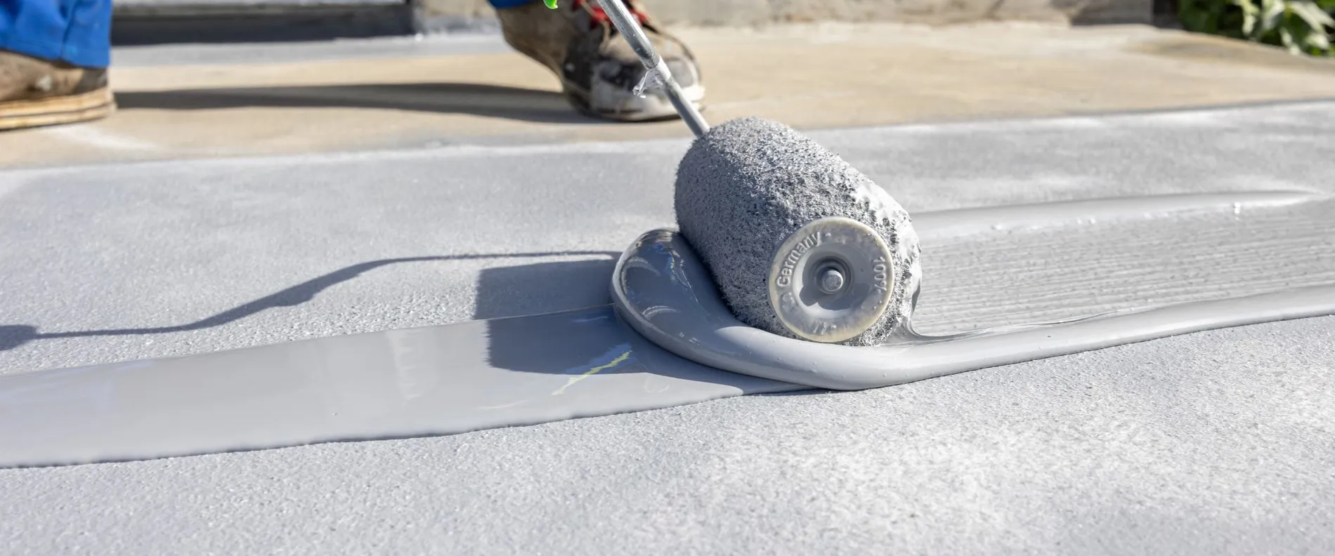 Application of the highly flexible sealing system MC-DUR TopSpeed flex plus.
