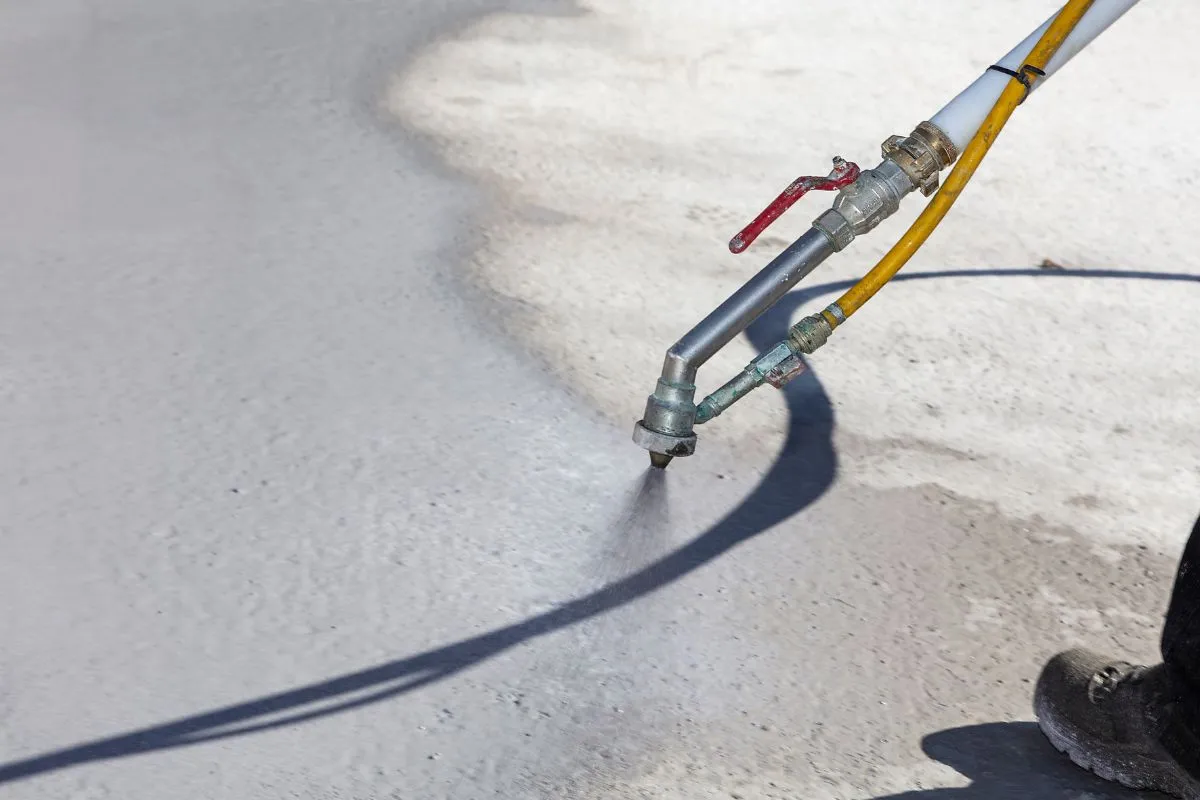A machine application contributes to a considerable acceleration of the waterproofing work, especially on larger areas.