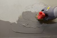 For superficial defects, the material should first be worked in with a brush.