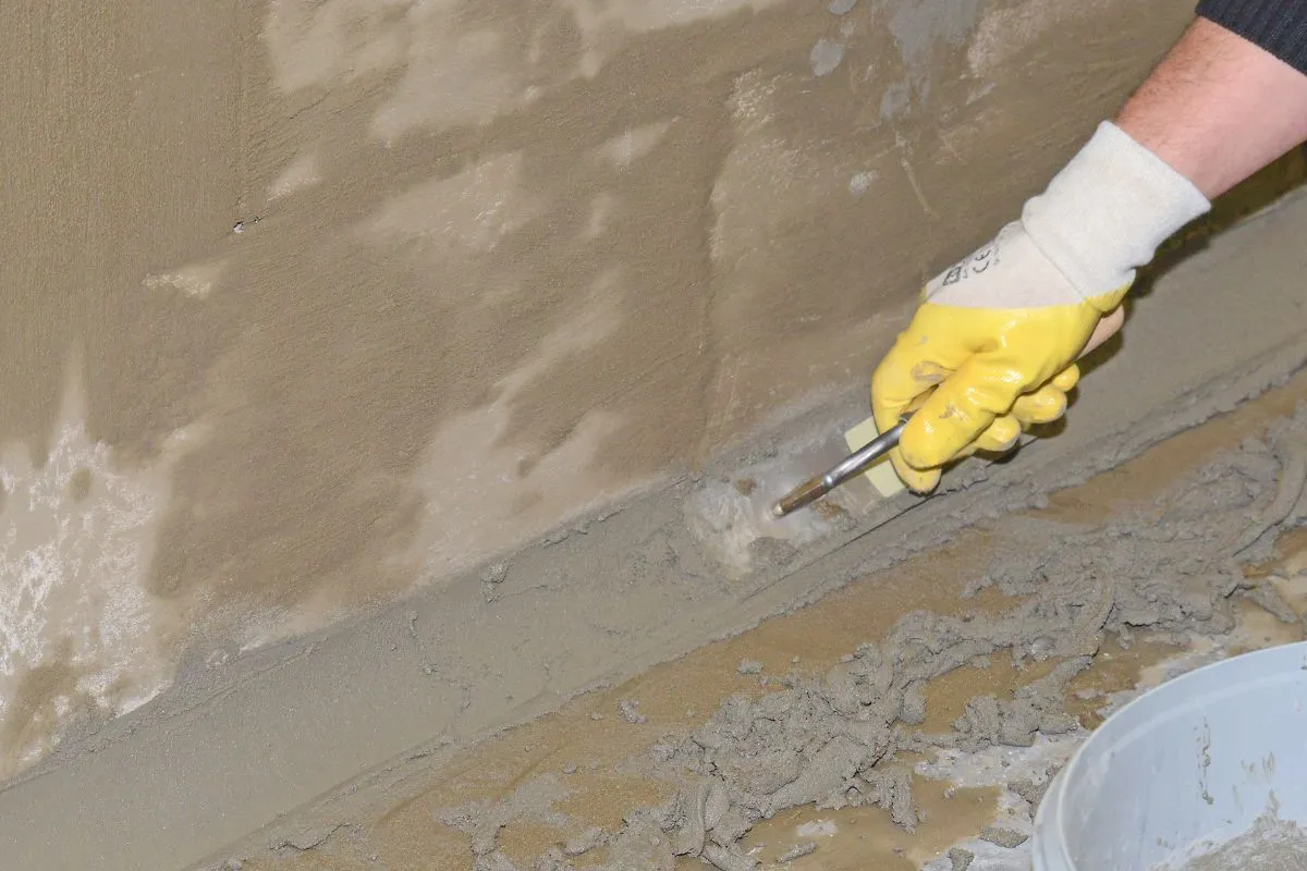 A coving is moulded with Nafufill RM 10 rapid.