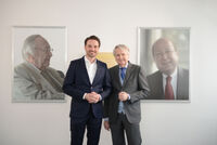 Three generations of the Müller family of entrepreneurs: Dr. Claus-M. Müller with his son Nicolaus in front of the portraits of his father and company founder Heinrich W. Müller (left; †2010) and of his brother Dr. Bertram R. Müller (†2012).