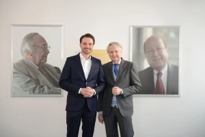 Three generations of the Müller family of entrepreneurs: Dr. Claus-M. Müller with his son Nicolaus in front of the portraits of his father and company founder Heinrich W. Müller (left; †2010) and of his brother Dr. Bertram R. Müller (†2012).