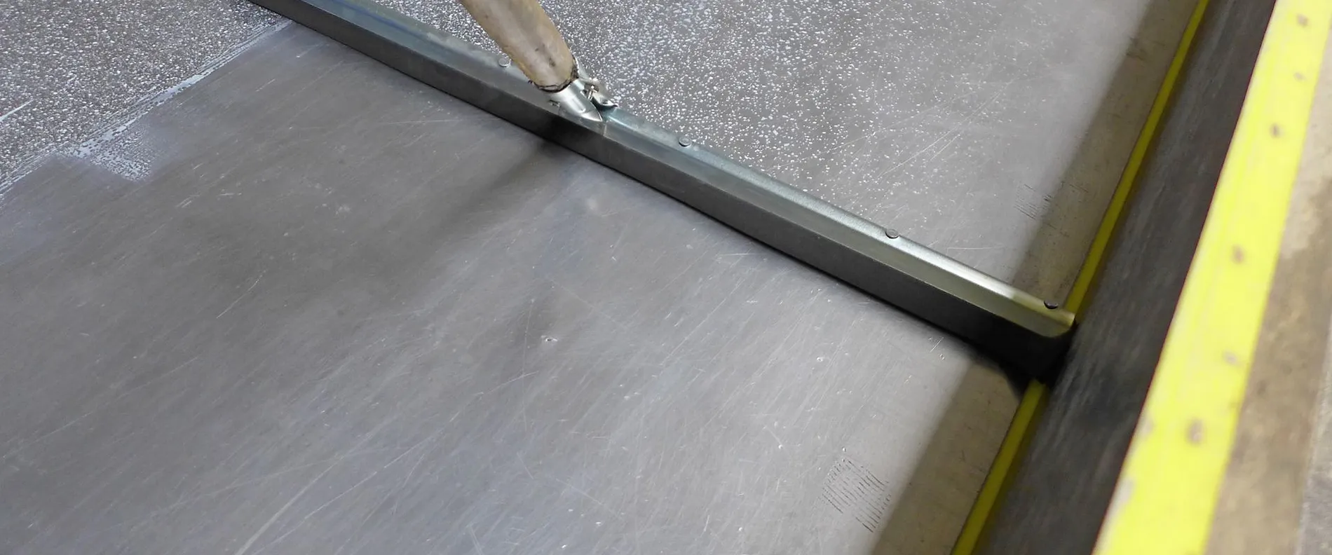 For an even and thin film formation of the new environmentally friendly concrete release emulsions, rework with a rubber squeegee and wipe with a cloth.
