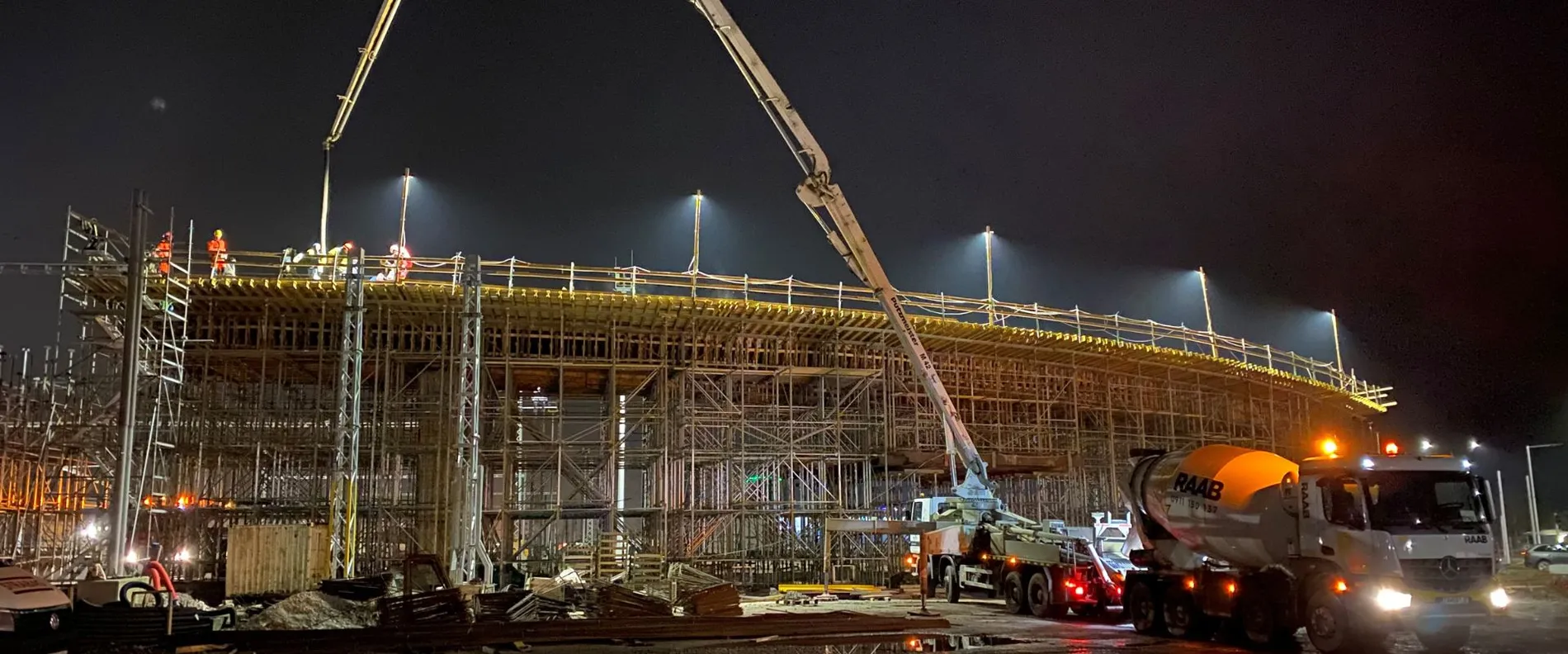 The prestressed concrete motorway bridge of the Žilina railway junction, Slovakia, is made possible by the high-performance superplasticiser MC-PowerFlow 5674.