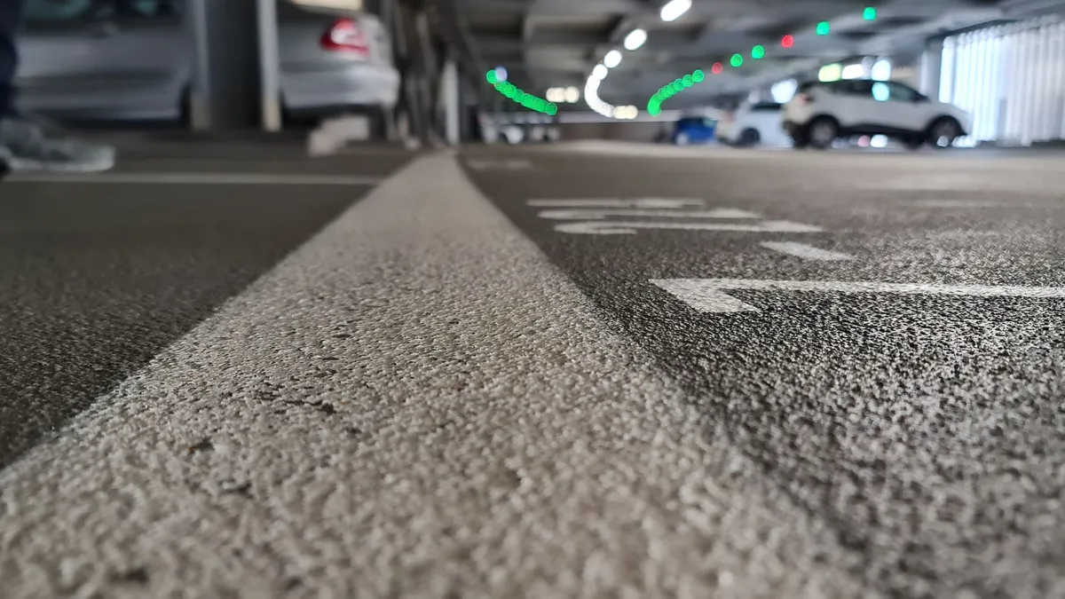 Long-term test proves: MC-Bauchemie's car park coating in the P3 car park in Zurich-Kloten is still in perfect condition after more than 20 years.