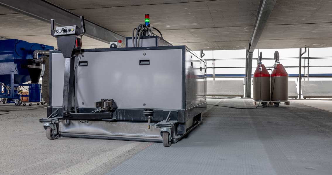 The automated arc spraying unit was used extensively in the multi-storey car park in Melsungen, enabling faster implementation, a higher area output and a more homogeneous zinc coating. 