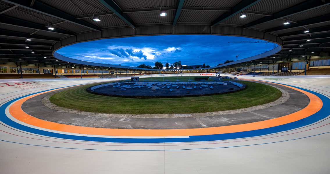 With a length of 400 metres, the semi-open Leipzig velodrome is the longest of its kind in Germany.