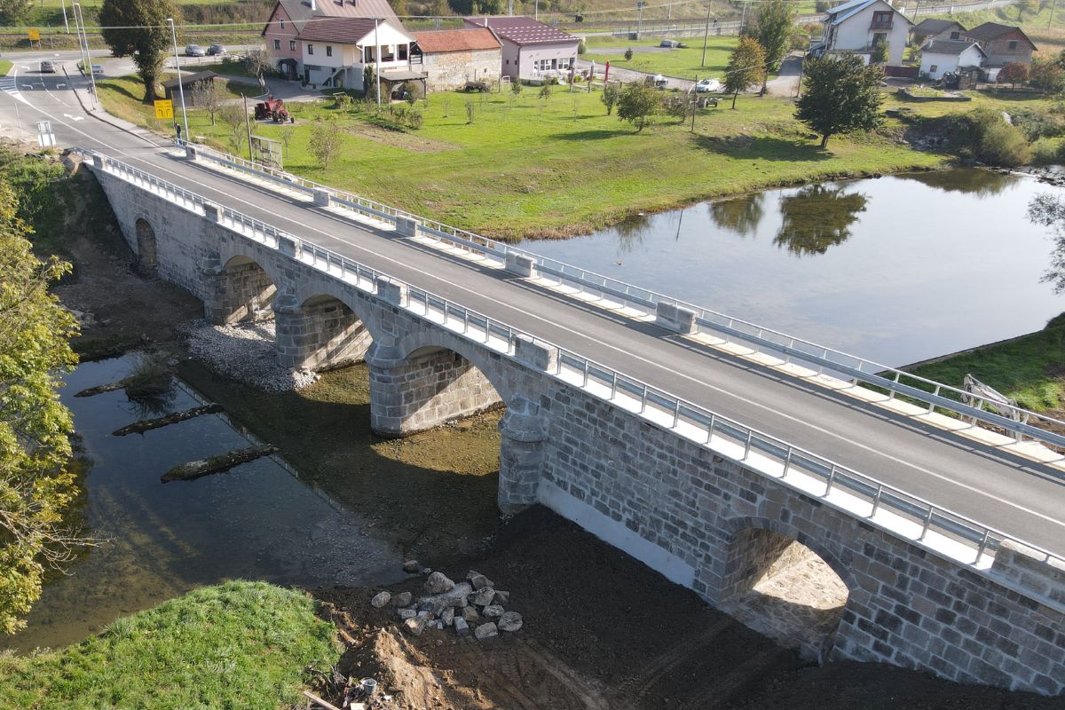 View of the Mollinary stone bridge and the Dobra river