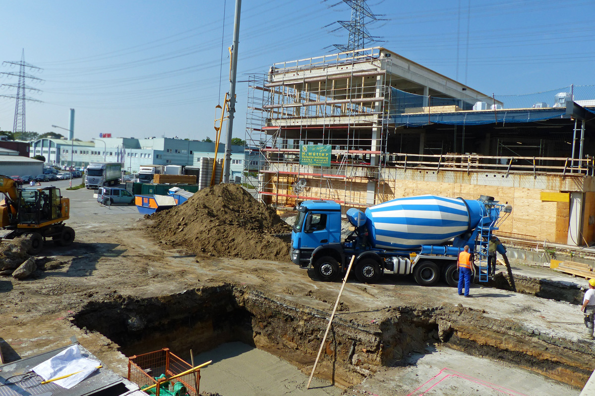 View of a construction site in midsummer: As slump-retaining admixtures, MC-PowerFlow Perma counteracts the tendency for ready-mix concrete to stiffen thus ensuring longer-lasting workability.