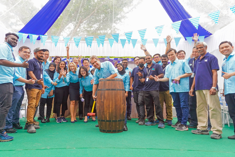 Tapping of the barrel at the grand opening of the new site of MC-Bauchemie Malaysia in Semenyih, around 40 km southeast of Kuala Lumpur, with customers and employees.