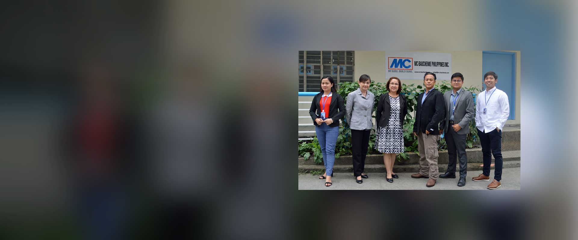 Group picture of the MC-Bauchemie Philippines Inc. team with Managing Director Shirley Laurel (3rd from left) in front of the company building in Manila.